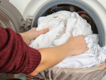 Um copo na lavagem e a roupa fica branca como neve: o truque barato que toda lavadeira experiente usa