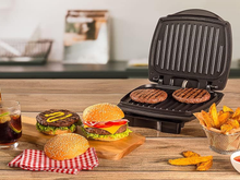 Hambúrguer e pão quentinhos ao mesmo tempo: grill Oster 2 em 1 com estufa por 45% OFF
