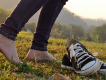 O que significa tirar o tênis sem desamarrar? O hábito comum que revela mais sobre você do que imagina, segundo a psicologia