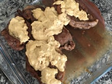 Bife com molho de mostarda