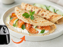 Panqueca de 3 ingredientes na airfryer: você faz a massa na própria forma e fica pronto em poucos minutos para rechear como quiser