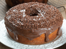 Receita fácil de bolo fofinho de cenoura com deliciosa calda de brigadeiro que acaba em segundos quando faço aqui em casa