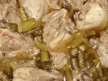 Sobrecoxa com quiabo