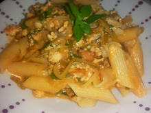 Penne com manjericão e alho poró