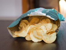 Nem pregador, nem clipes: acabo de descobrir a maneira mais brilhante de lacrar um saco aberto de batatas fritas