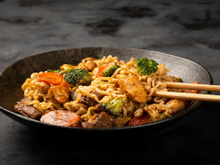 Yakisoba caseiro em 15 minutos: mais rápido e barato do que pedir no delivery