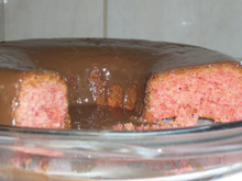 Bolo de massa vermelha com cobertura de chocolate