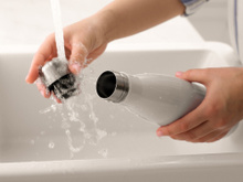 Esse é o truque mais eficaz para lavar e desinfetar as garrafas térmicas