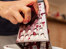 Truque surpreendente com ingrediente caseiro limpa o ralador sem destruir a sua esponja