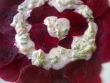 Carpaccio de beterraba ao molho de iogurte