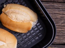 Transforme pão dormido em fresquinho em minutos com esse truque: funciona na airfryer ou no forno