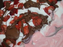 Mousse de morango com chocolate e chantilly