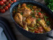 Frango à jardineira: receita fácil para aproveitar os legumes guardados na geladeira