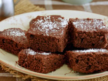 Fiz o bolo de chocolate de apenas 2 ingredientes para ver se funciona mesmo e me surpreendi: não leva farinha e nem leite e fica muito fofinho