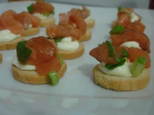 Canapé é o aperitivo perfeito para festas: confira receitas variadas para agradar seus convidados!