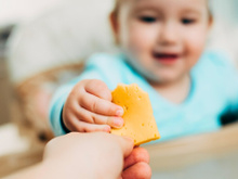 O alimento que todos os pais o dão a seus filhos, mas que não deve ser consumido antes dos 5 anos de idade