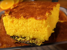 Bolo fofo de laranja bem molhadinho SEM FARINHA e SEM LEITE: receita simples para comer com o café da tarde