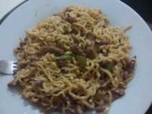 Macarrão oriental com carne ao shoyu