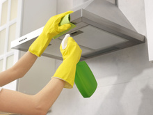 Pode colocar água na coifa da cozinha para limpar? Veja passo a passo para uma limpeza perfeita do eletrodoméstico