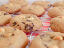 Esse biscoito de açúcar mascavo com macadâmia torrada e gotas de chocolate conquista corações: receita fácil pra fazer no fim de semana