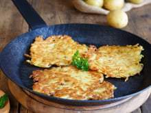 Não coloco farinha, sêmola ou amido na massa da panqueca de batata: um ingrediente inusitado impede que ela se desfaça, e o sabor é nota 10