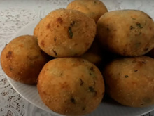 Pensa num salgadinho que todo mundo adora: bolinho de batata recheado com queijo e presunto é lanche obrigatório aqui em casa