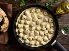 Fica uma delícia com arroz ou macarrão: almôndegas de frango ao molho de limão com alcaparras, caldo de galinha, vinho branco e manteiga