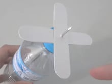 Se você tem uma garrafinha de água de plástico, você pode fazer um ventilador caseiro fácil e de baixo custo: descubra o passo a passo