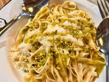 Macarrão cacio e pepe com pistache elegante e fácil de fazer para o Dia dos Namorados