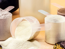 Qual a diferença entre whey protein e creatina? Veja quando e como usar cada suplemento