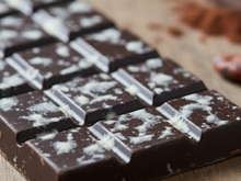 O que significa quando o chocolate fica esbranquiçado? Descubra se ainda pode comer