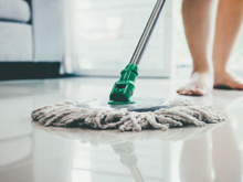 Uma colher num balde de água – e o chão ficará limpo por semanas: as superfícies brilharão como um espelho