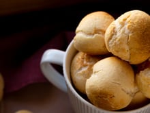 Nem tapioca, nem farinha de trigo: o melhor pão de queijo do universo usa flocão de milho!