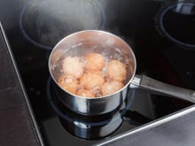 Perguntei a 5 chefs se os ovos cozidos devem começar em água fria ou quente e todos disseram a mesma coisa
