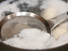 A espuma que aparece no caldo deve ser retirada? O TudoGostoso esclarece essa dúvida comum