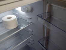 Esqueça filtros caríssimos: rolo de papel higiênico na geladeira é o truque descomplicado