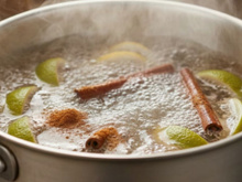 Ferver cascas de limão com canela em casa: para que serve e por que recomendam fazer isso