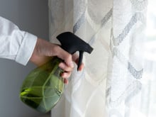 Alicia Martínez, especialista em limpeza: "Para manter a casa com um cheiro agradável, borrifo este aromatizador de ar caseiro nas cortinas."