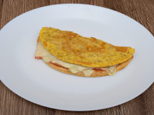 A panqueca salgada de aveia que como todos os dias no café da manhã ou no lanche: fácil de fazer e rica em proteína