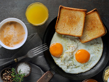 Café ou suco? Descubra qual a bebida perfeita para acompanhar seu pão com ovo no café da manhã