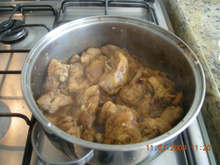 Frango delicioso com batatas na panela