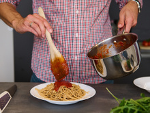 Nem açúcar, nem bicarbonato: a dica surpreendente para tirar a acidez do molho de tomate