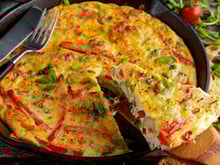 Torta de legumes assada, receita tradicional e fácil com ovo para o jantar