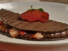 Esqueça o restaurante: esse crepe de brownie com creme de avelã e morango vai salvar a sua noite romântica