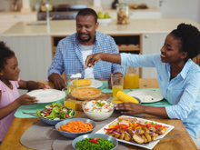 Hábito comum dos brasileiros durante as refeições parece inofensivo, mas pode ter impactos negativos na saúde