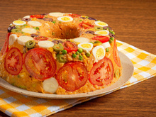 Cuscuz paulista com pimenta-do-reino, açafrão da terra e pimenta calabresa