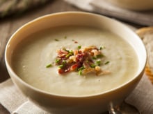 A panela fica vazia em minutos: a sopa creme de batata com alho poró do TudoGostoso é melhor do que os caldos que todo mundo faz