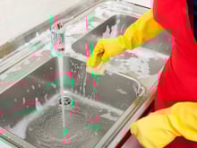 Como deixar a pia da cozinha brilhando: confira as dicas