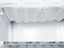 Se o seu freezer está com gelo acumulado, isso pode estar afetando sua conta de luz: entenda o porquê e como evitar
