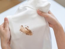 Caiu chocolate na roupa e agora? Aqui estão os truques da minha avó que tiram até as manchas mais difíceis!